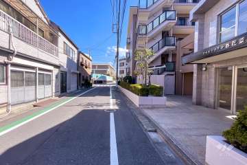 敷地北側の前面道路（西側から）