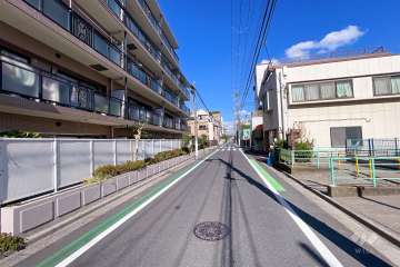 敷地東側の前面道路（南側から）