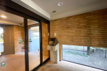 エントランスはオートロック付きです。