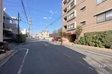 敷地西側の前面道路（南側から）
