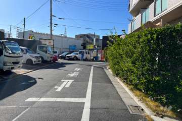 敷地の南側前面道路（東側から）