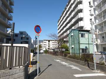 敷地西側の前面道路