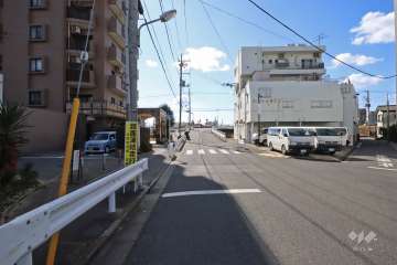 敷地北西側の前面道路（北東側から）