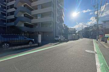敷地の北側前面道路（東側から）