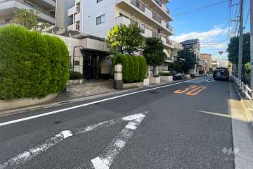 敷地の東側前面道路（南側から）