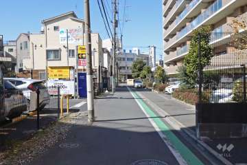 敷地南側の前面道路（東側から）