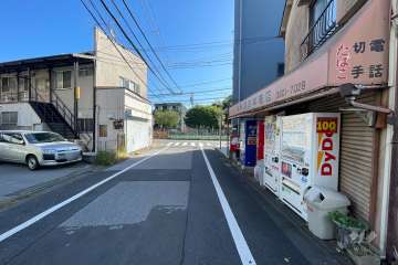 敷地の南側前面道路（東側から）