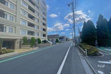 敷地南西側の前面道路（北西側から）