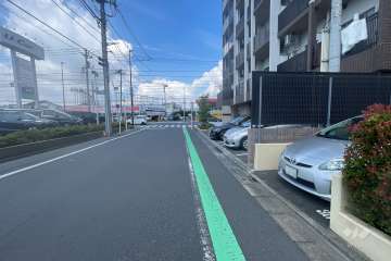 敷地南西側の前面道路（南東側から）