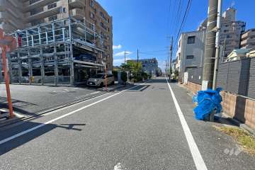 敷地北側の前面道路（東側から）