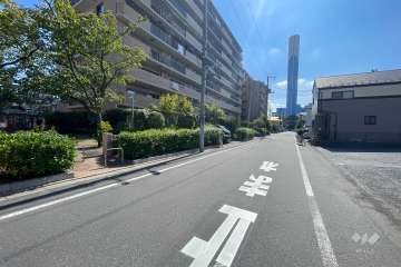 敷地西側の前面道路（北側から）