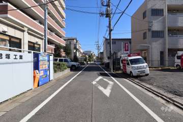 敷地南側の前面道路(西側から)