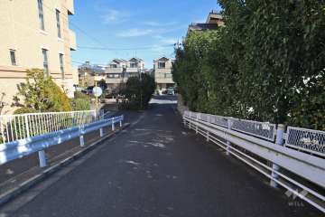敷地南側の前面道路（西側から）