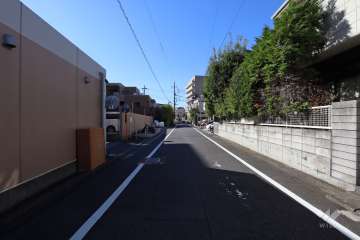 敷地北側の前面道路(東側から)