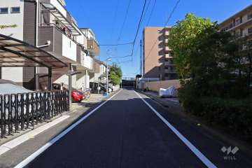 敷地北側の前面道路(西側から)