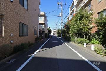 敷地西側の前面道路(南側から)