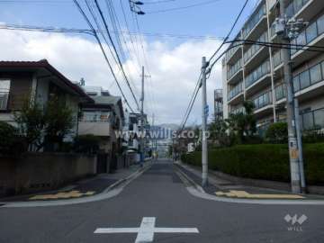 敷地西側の前面道路