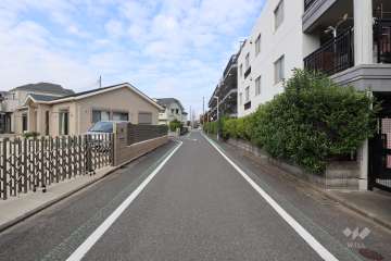敷地西側の前面道路(南側から)