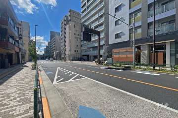 敷地南西側の前面道路（北西側から）