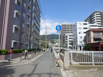 敷地東側の前面道路