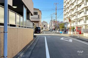 敷地北東側の前面道路