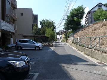 敷地北側の前面道路