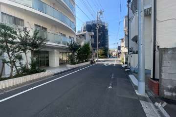 敷地の西側前面道路（北側から）