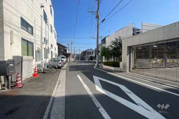 敷地の西側前面道路（南側から）