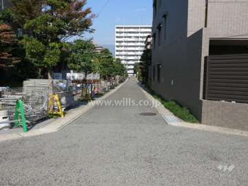 敷地西側の前面道路
