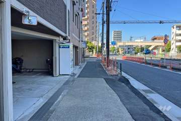 敷地北東側の前面道路（南東側から）