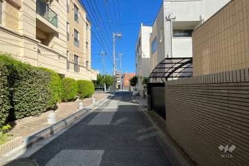 敷地の東側前面道路（南側から）