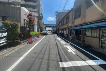 敷地の南側前面道路（西側から）