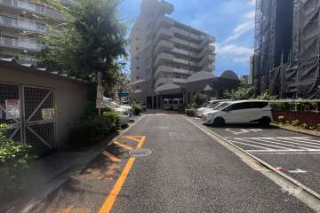 敷地の北側前面道路（西側から）