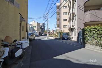 敷地西側の前面道路(南側から)