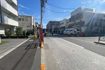敷地西側の前面道路