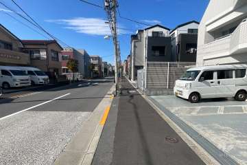敷地西側の前面道路