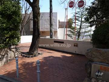 敷地入口。前面道路と敷地とは生け垣で仕切られています。