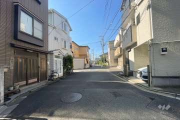 敷地西側の前面道路（北側から）