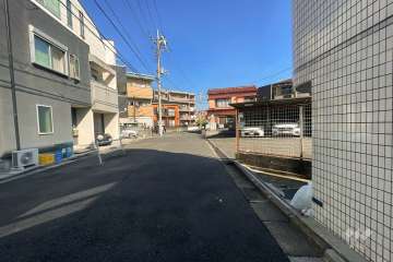 敷地西側の前面道路（南側から）