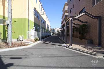 敷地西側の前面道路(南側から)