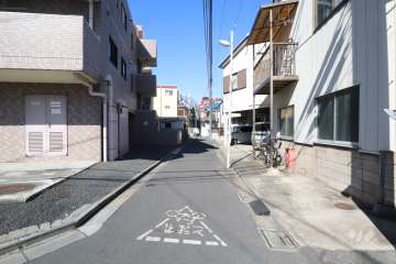 敷地北側の前面道路(東側から)