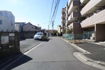 敷地東側の前面道路(北側から)