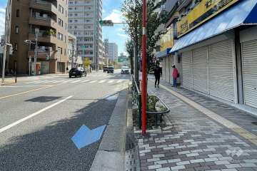 敷地の北東側前面道路（北西側から）