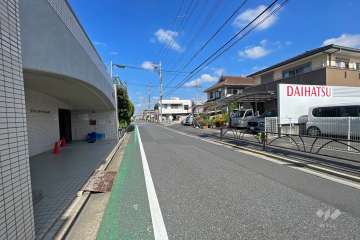 敷地東側の前面道路（南側から）