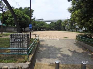 敷地西側に隣接する住吉川公園