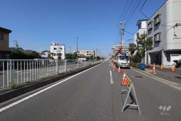敷地西側の前面道路（南側から）