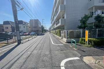 敷地南側の前面道路（東側から）