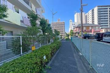 敷地東側の前面道路（南側から）
