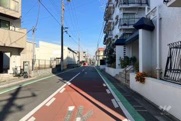 敷地北西側の前面道路（南西側から）