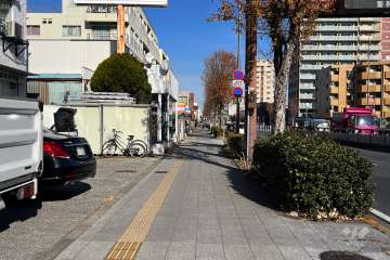 敷地南東側の前面道路（南西側から）